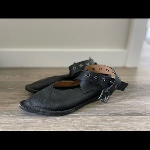 Zara size 35 leather flats. Worn 3 times, great condition! Yea payed $65